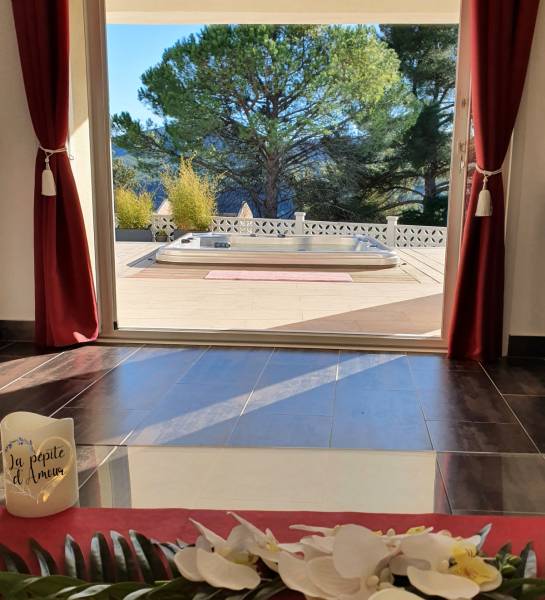 Week-end en amoureux en love room avec spa privatif, piscine, sauna, séance de massage dans le Var 